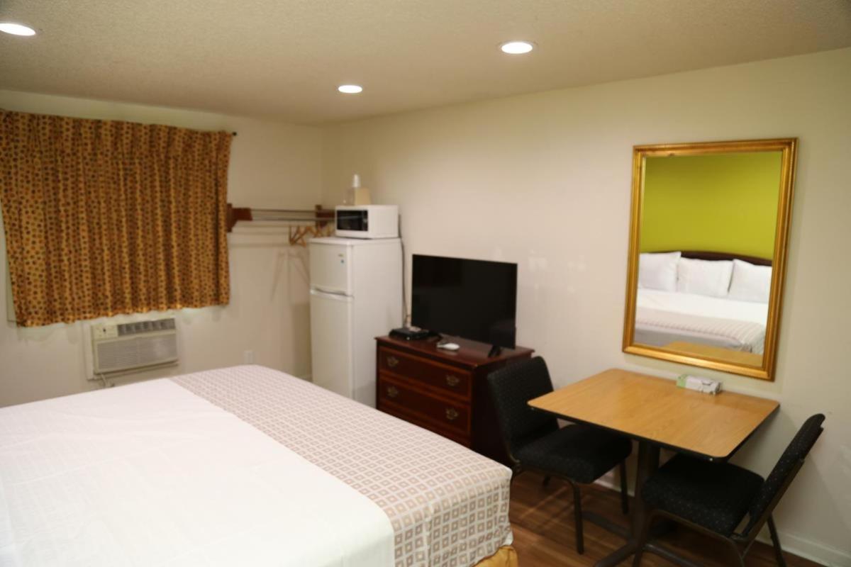 Americas Express Inn Rocky Mount Exterior photo